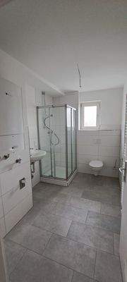 Badezimmer mit Dusche und WC.jpg