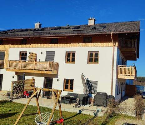 Südansicht mit Terrasse und Garten