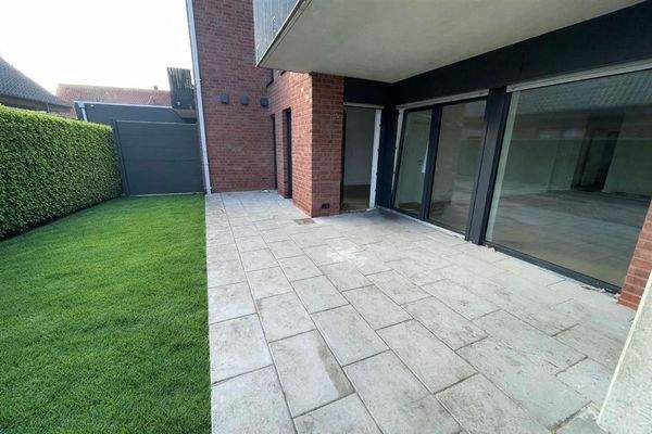 Die überdachte Terrasse mit Garten