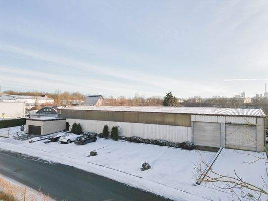 Frontansicht 1. Halle mit Einfahrtstoren