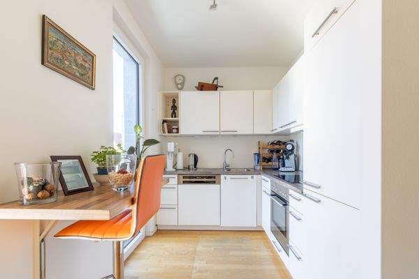 Halboffene Küche mit Zugang zum Balkon