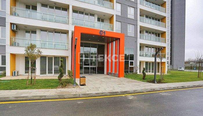 Apartments with Outdoor Swimming Pool in İstanbul Avcılar