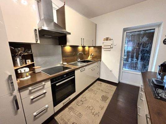 Küche mit Ausgang zur Terrasse