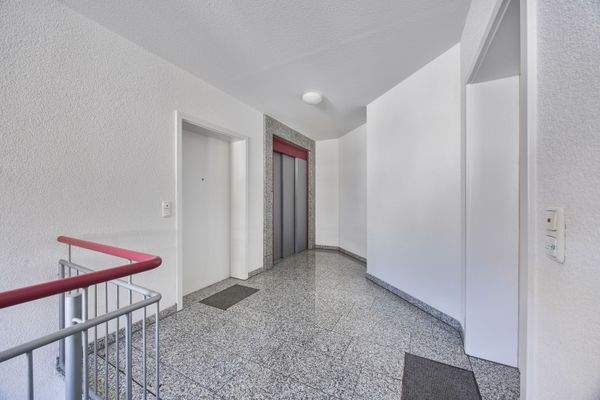 Treppenhaus mit Aufzug