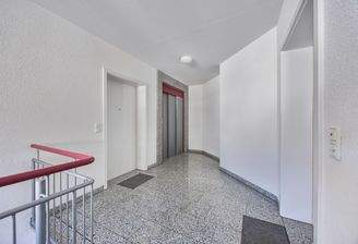 Treppenhaus mit Aufzug