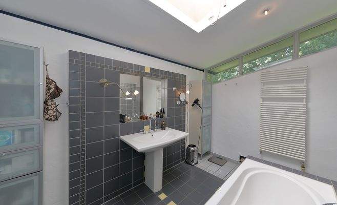 Hauptbad mit Wanne und Dusche