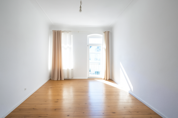 Schlafzimmer mit Zugang zum Balkon