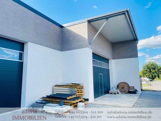 Hallenkomplex mit Windfang