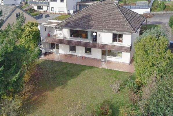 Außenansicht mit Garten