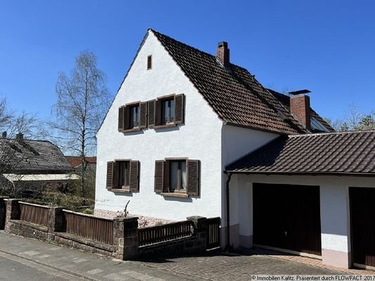 Strassenseite mit Garage