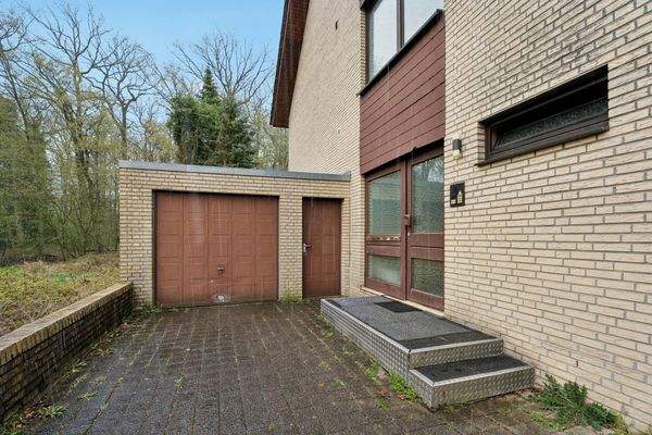 Hauseingang + Garage