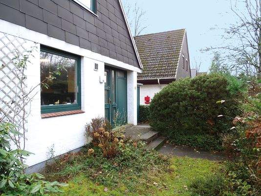 Küchenfenster und Hauseingang