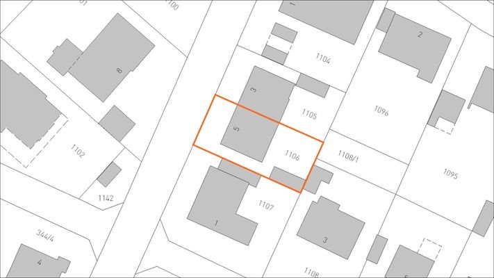 Das ca. 395 m² große Grundstück liegt in einer verkehrsberuhigten Seitenstraße.