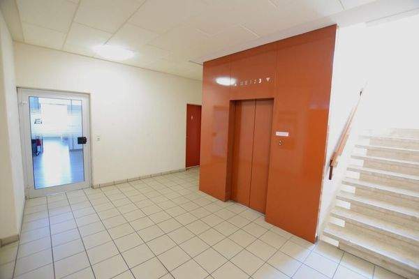 Treppenhaus, Aufzug, Eingang