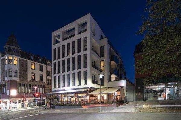 Balkonseite bei Nacht