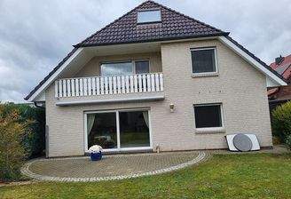 Hausansicht mit Terrasse