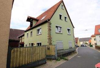 Ansicht vom Wohnhaus mit Nebengebäude