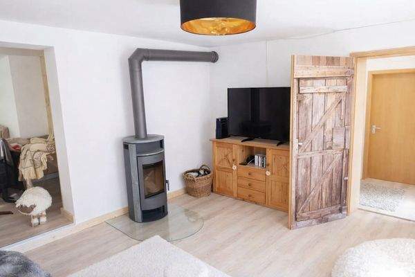 Wohnzimmer mit Holzofen