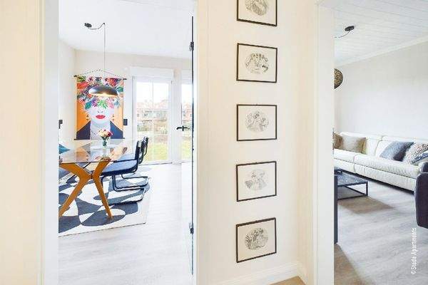 Blick in die Küche und das Wohnzimmer