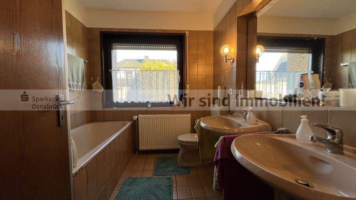 Badezimmer mit Dusche + Wanne