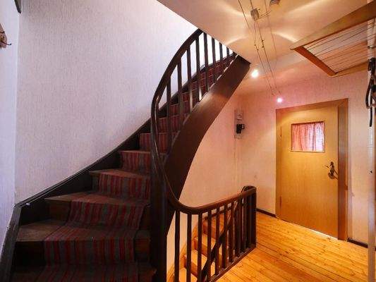  OG | Flur - Holztreppe nach oben