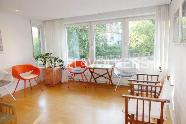 Wartezimmer in der Zahnarztpraxis im 1. Obergeschoss