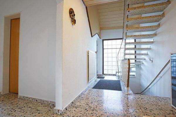 Eingang u. Treppenhaus - EG