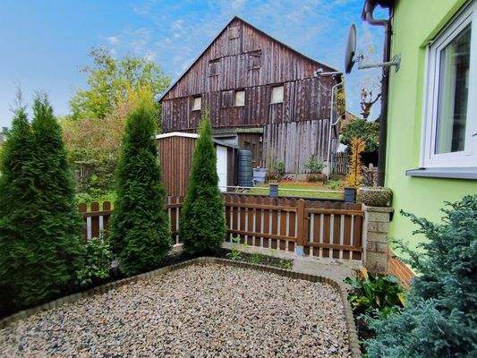 kleiner gepflegter Vorgarten