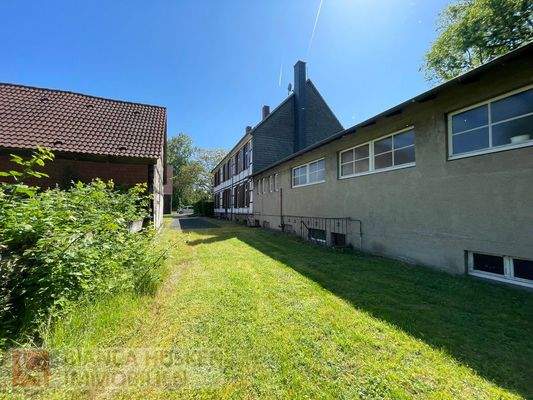 Rückseite Saal und Weg