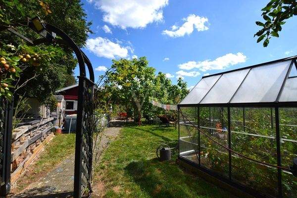 Weg zu Haus und Gewächshaus