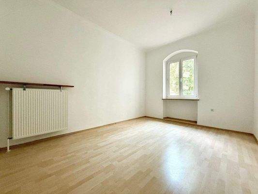 Ruhiges Arbeits- bzw. Kinderzimmer vor Renovierung