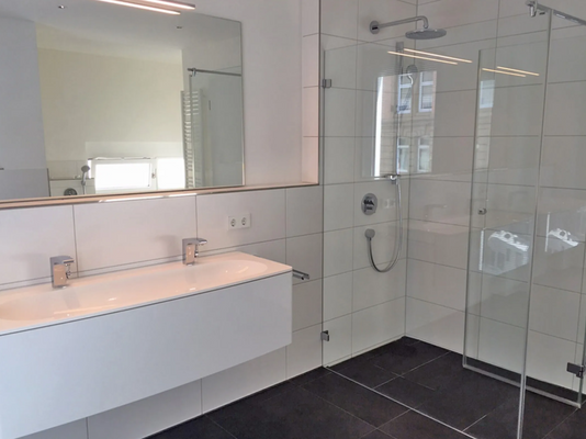 Badezimmer mit Wanne und Dusche