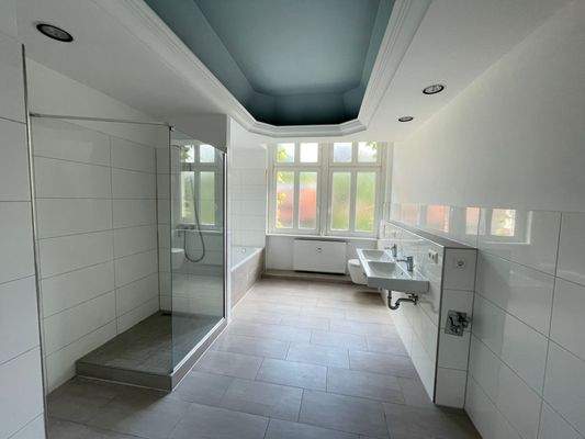 modern gefliestes Bad