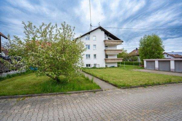 Grundstück neben dem Haus