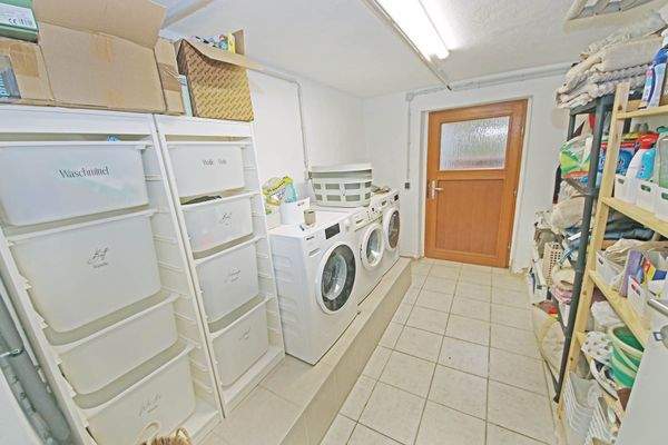 Waschküche im Keller mit Ausgang zum Grundstück