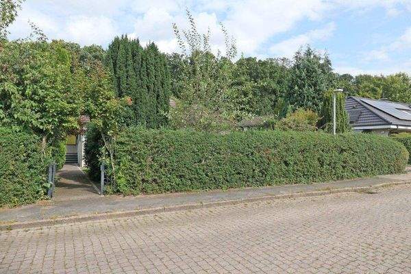 Gesamtansicht von der Straße Garteneingang