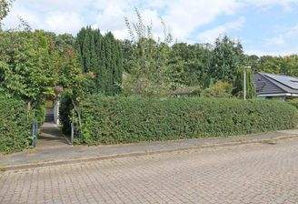 Gesamtansicht von der Straße Garteneingang