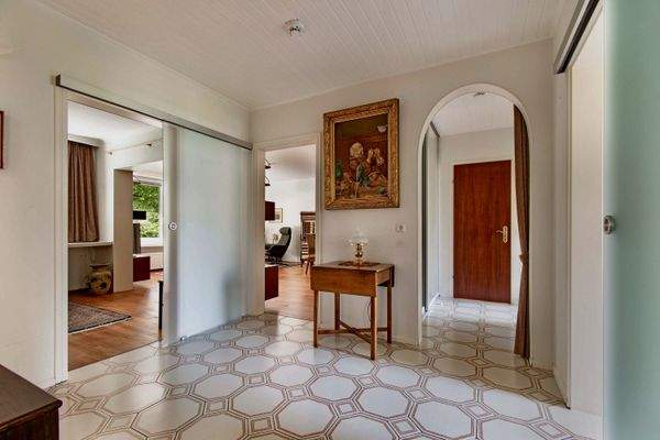 Großer Flurbereich mit Spiegeleinbauschrank.jpeg