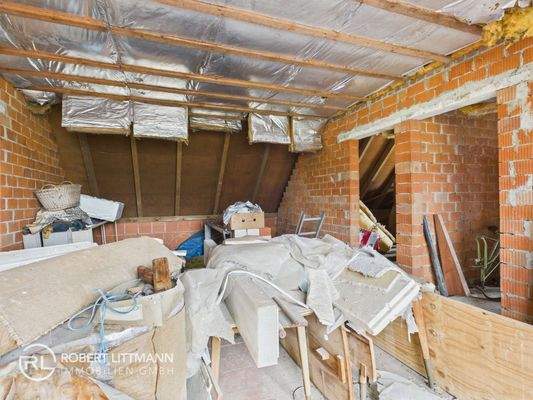 Obergeschoss zukünftige Diele + Badezimmer