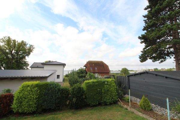 Blick zum Nebengebäude