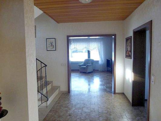 Diele mit Blick ins Wohnzimmer