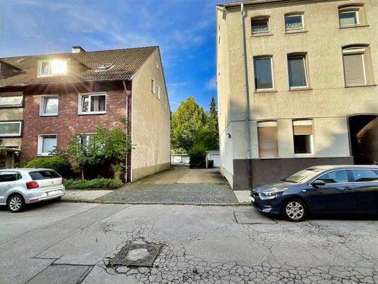 Zufahrt von der Straße zum Innenhof