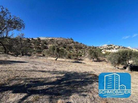 Kreta, Kamilari: Grundstück mit Blick auf das Dorf und die Berge zu verkaufen