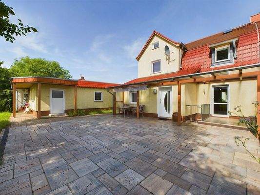 Rückansicht mit Nebengebäude/Doppelgarage