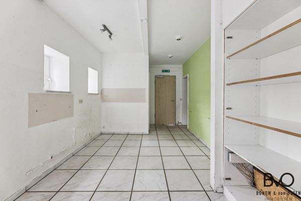  Eingangsbereich mit Platz für Garderobe und Wohnaccessoiresim Erdgeschoss