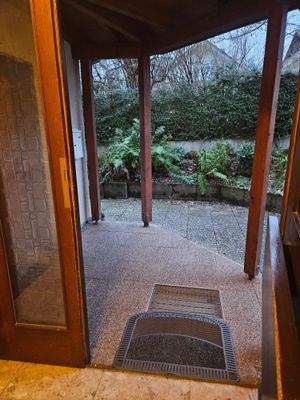 ... am Hauseingang, überdacht ...