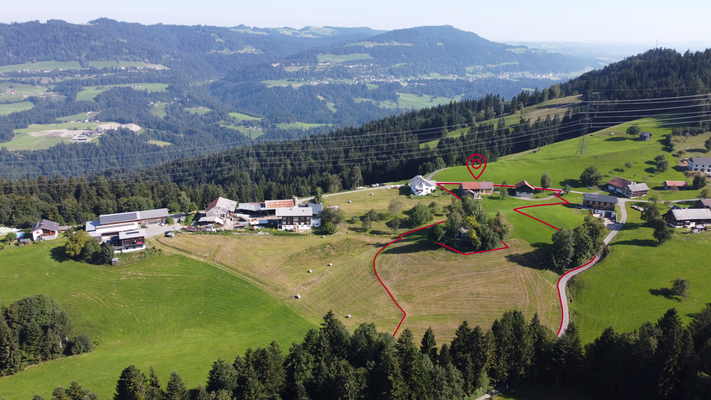 Bauernhof mit angrenzenden Flächen