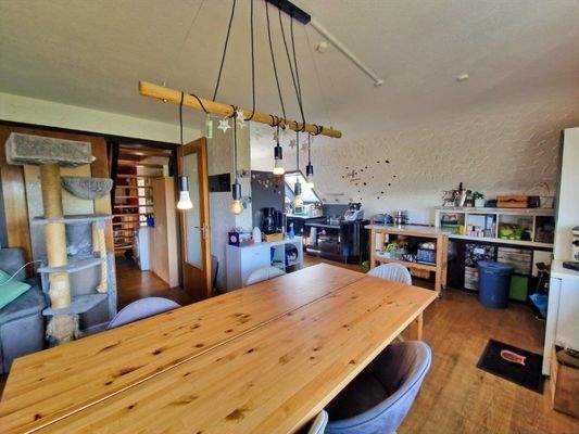 Essbereich mit Blick in die Küche