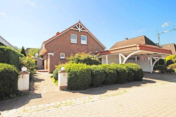 Hausansicht und Carport__