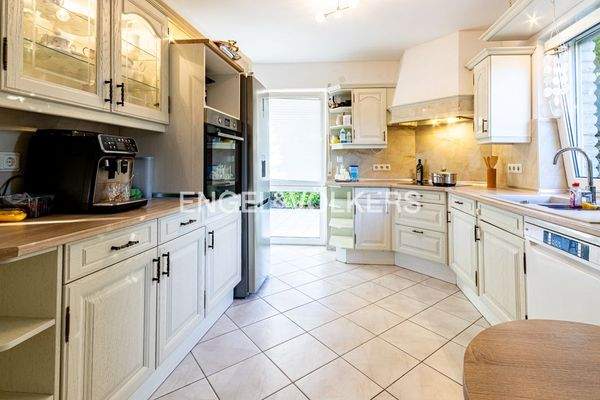 Funktionale Küche mit praktischem Abstellraum und Blick in den Garten